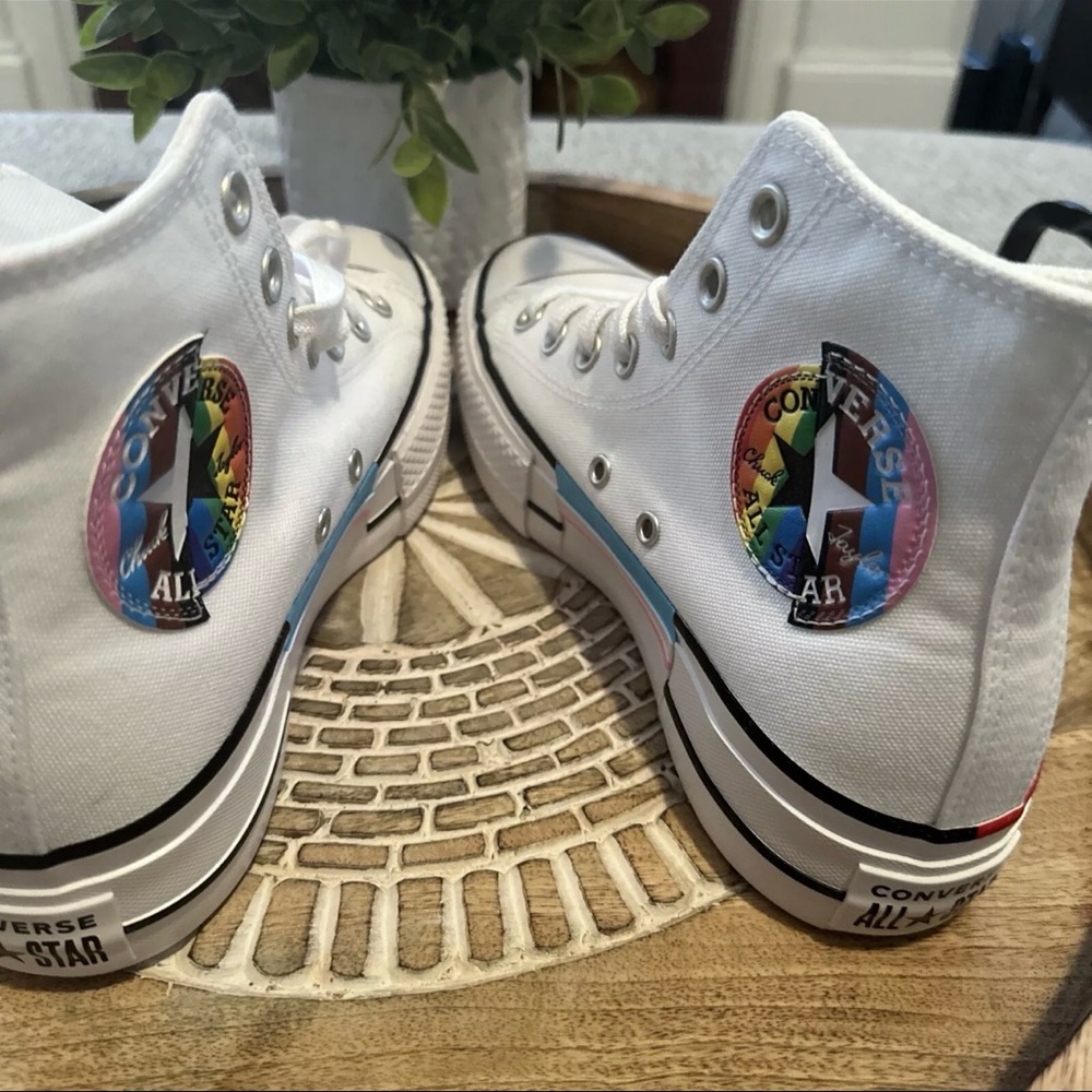 Converse sneakers unisex women’s 6.5 men’s 4.5 LGBTQ ❤️😍🥰🔥🌸💕
